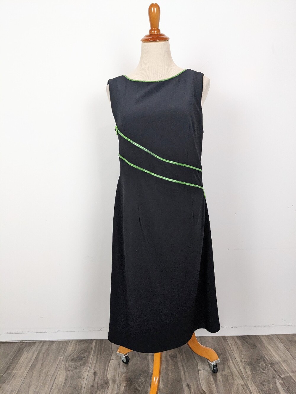 Joseph Ribkoff Black Shift Dress Green Zipper Details Size 10